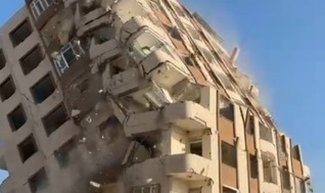 8 katlı bina iş makinesinin darbesiyle kağıt gibi yerle bir oldu