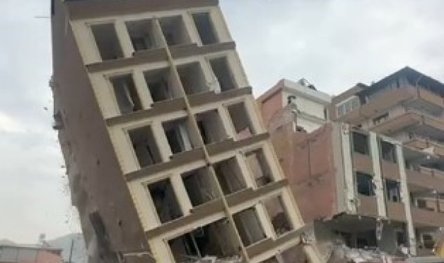 8 katlı bina iş makinesinin dokunuşuyla yerle bir oldu