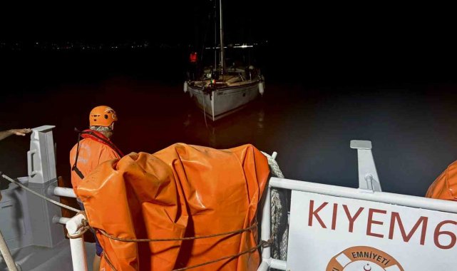 Açık denizde sürüklenen 15 metrelik tekneyi KIYEM ekipleri kurtardı