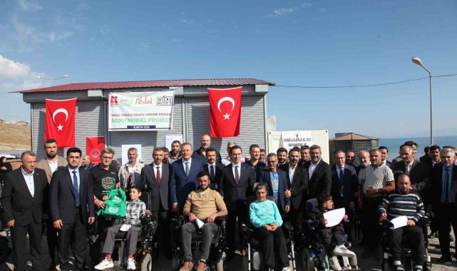 Ahlat'ta 50 engelliye akülü araç hediye edildi