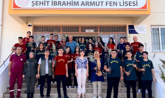 Anamur'da lise öğrencilerine fidan dağıtıldı