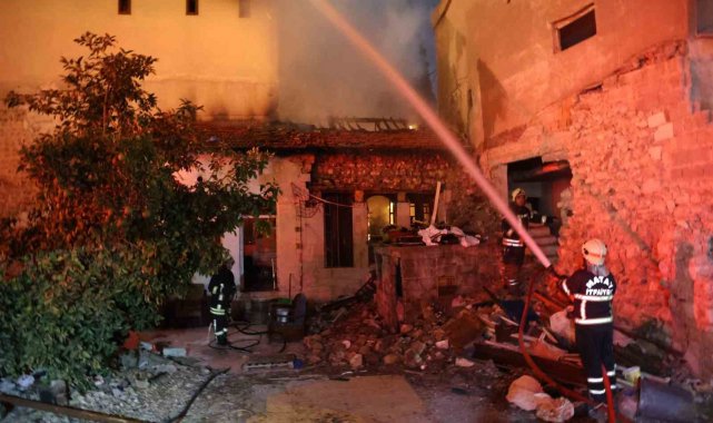 Antakya'da metruk bina alevlere teslim oldu
