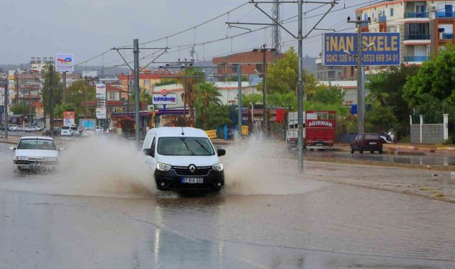 Antalya'da bir kilometre arayla iki mevsim yaşandı