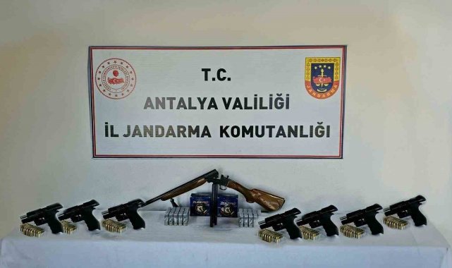 Antalya'da iki ilçede ruhsatsız silah operasyonu: 4 kişiye adli işlem
