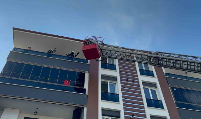 Apartman dairesinde korkutan yangın