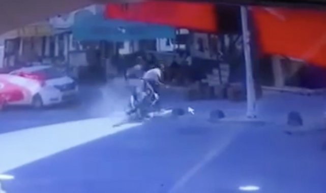 Arnavutköy'de polisten kaçan motosikletlilerin kaza yaptığı an kamerada