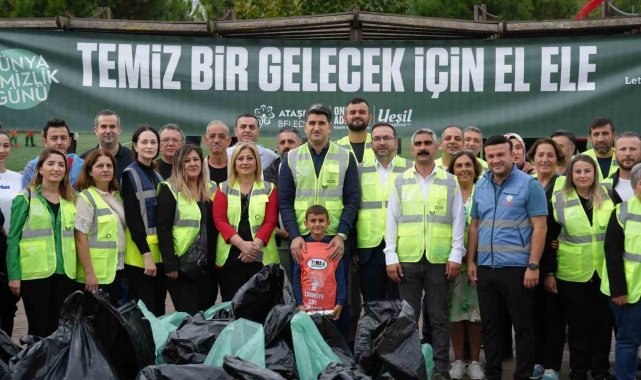 Ataşehir'de çevreci hareket: Başkan Adıgüzel ve çevreciler parkta buluşup çöpleri topladı