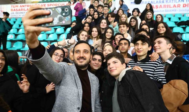 Bağcılar Belediyesi'nden üniversite öğrencilerine 10 bin TL başarı ödülü