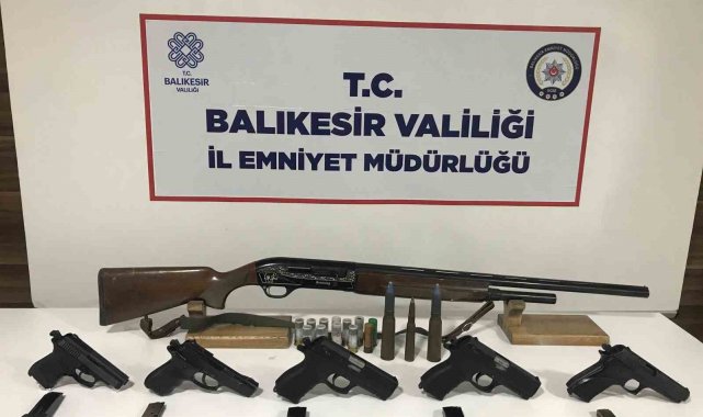 Bandırma'da çok sayıda ruhsatsız silah ele geçirildi