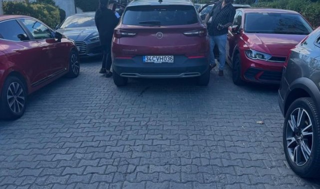 Başakşehir'de iki kadın sürücünün ters yön kavgası kamerada