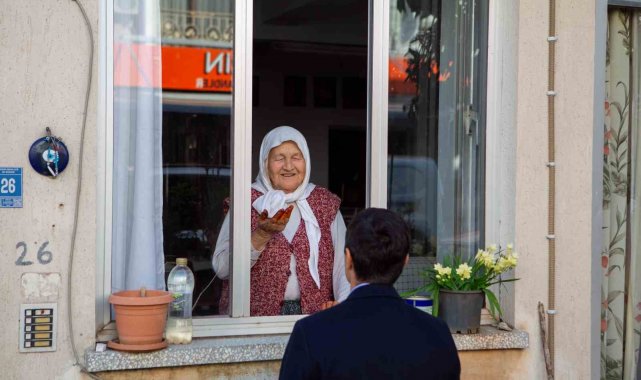 Başkan Ünlü: "Büyüklerimize yaşamın ağırlığını hissettirmeyelim"