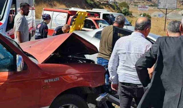 Batman'da iki araç kafa kafaya çarpıştı: 3 yaralı