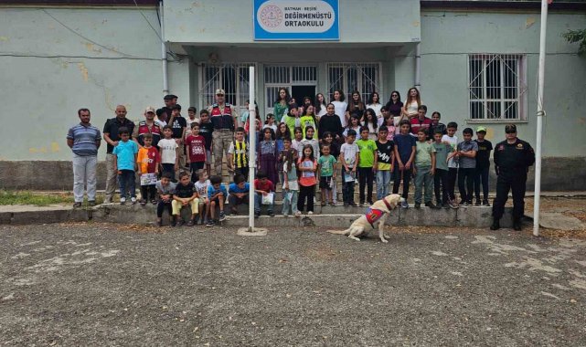 Batman'da jandarma ekipleri okulun ilk gününde öğrencileri yalnız bırakmadı