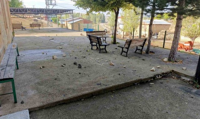 Bayburt'ta Bayırtepe köyü cami minaresine yıldırım düştü