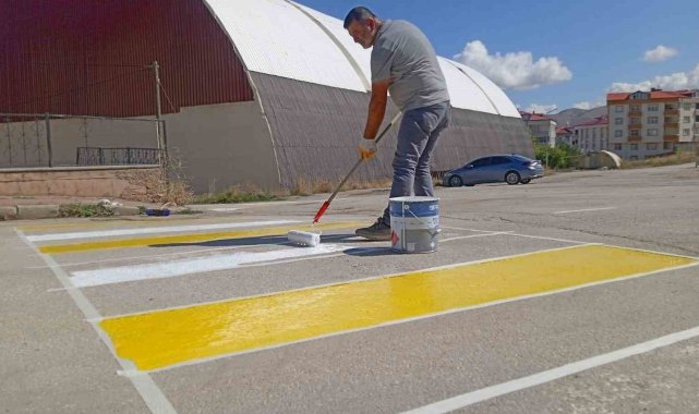 Bayburt'ta yaya geçidi çizgileri boyanarak trafik işaret levhaları yenilendi
