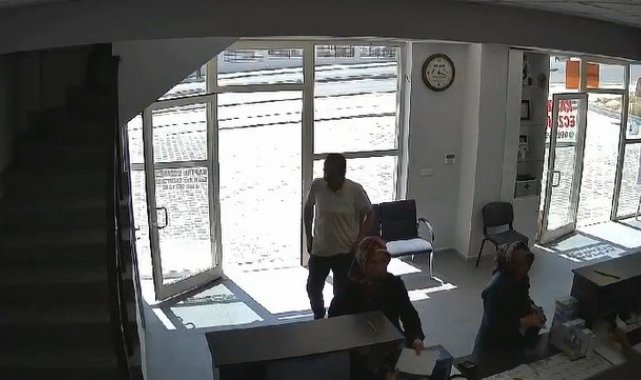 Beraber ilaç almaya gittiği eşini defalarca bıçakladı, o anlar kameraya yansıdı