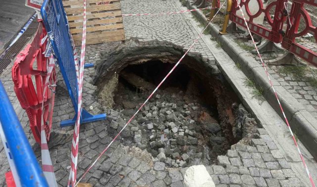 Beyoğlu'nda çöken yol güvenlik kamerasında