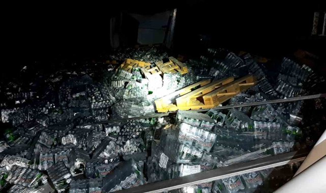 Bolu'da maden suyu yüklü tır devrildi, yol trafiğe kapandı