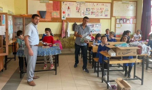 Bozkır'da mahalle muhtarı öğrencilerin kırtasiye masraflarını karşıladı