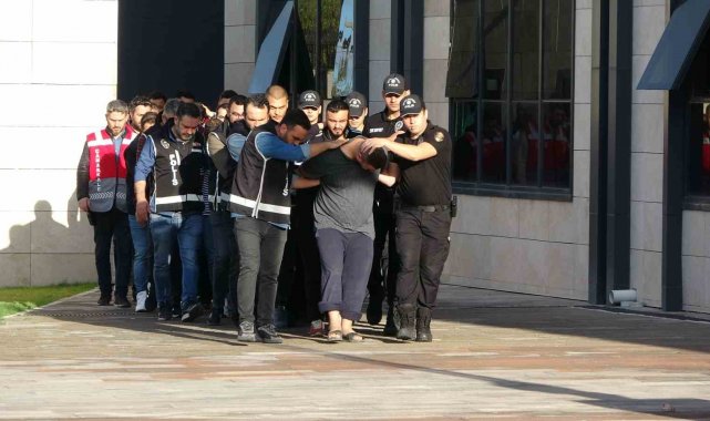 Çanakkale'de polis merkezi önünde 6 kişinin yaralandığı silahlı çatışmanın şüphelileri adliyeye sevk edildi
