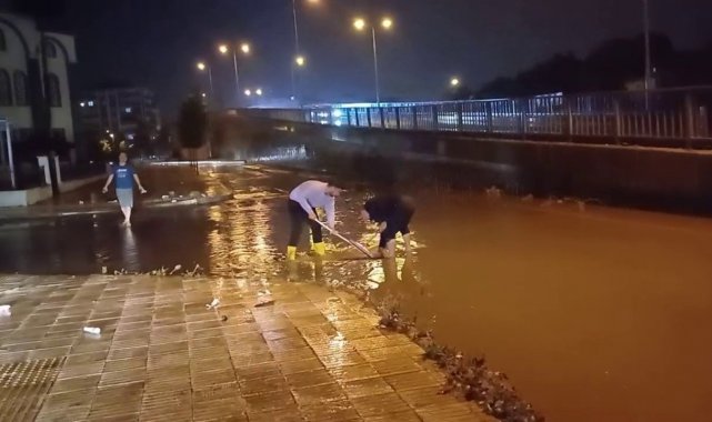 Çorum'da sağanak yağış hayatı olumsuz etkiledi: Yollar dereye döndü, ev ve iş yerlerini su bastı