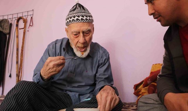 Covid- 19'da eşini kaybeden 103 yaşındaki yaşlı adam, doğal beslenerek yıllara meydan okuyor
