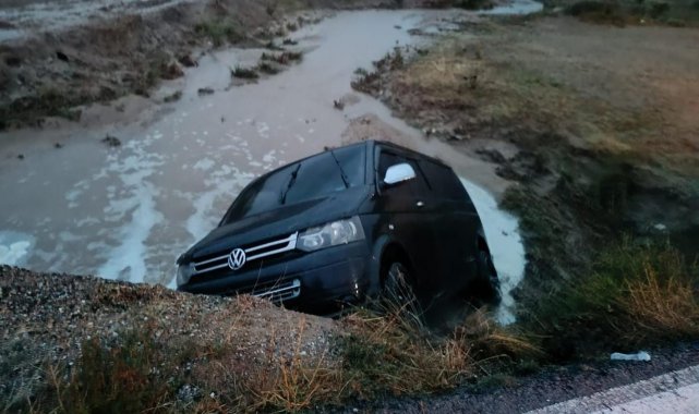 Dereye uçan minibüste 4 kişi yaralandı