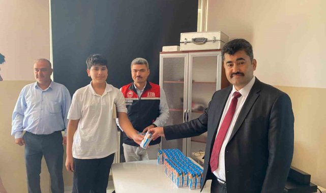 Dünya Okul Sütü Gününde Beylikova Fen Lisesinde süt dağıtıldı