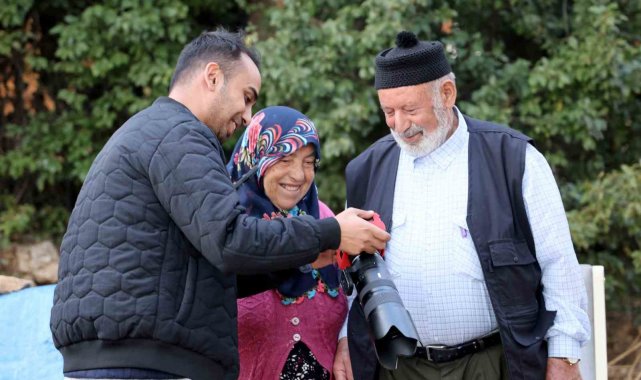 Elini hanımının omzuna koymak için izin istedi, görüntüyü milyonlarca kişi izledi
