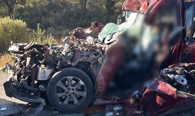 Erzincan'da Fiat marka otomobil tıra çarptı: 3 ölü, 2 ağır yaralı