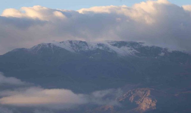 Erzincan'ın etrafını çeviren dağların yüksek kesimlerine mevsimin ilk karı düştü