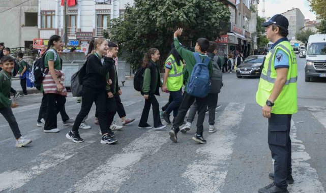 Esenyurt'ta zabıta ekipleri okul çevrelerindeki denetimleri sıklaştırdı
