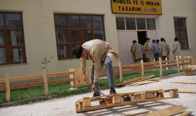 Fabrika gibi lisede arı gibi çalışan öğrenciler atık malzemelerden ahşap eşyalar üretiyorlar