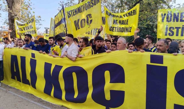 Fenerbahçe'nin bir grup taraftarı tepki amaçlı Yoğurtçu Parkı'nda toplandı