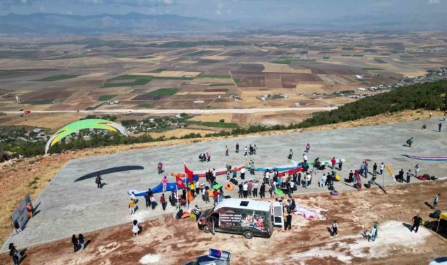 Gaziantep'te yamaç paraşütü heyecanını depremzede çocuklar merakla izledi