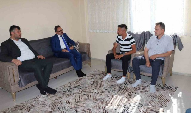 Gediz'de Kaymakam Alkan yaralı askeri evinde ziyaret etti