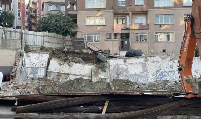 Güngören'de inşaat çalışması sırasında istinat duvarı ve yol çöktü