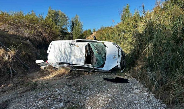 Gürün'de hafif ticari araç dereye uçtu: 2 ağır yaralı