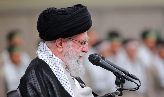 İran Dini Lideri Ayetullah Hamaney: "Hizbullah, İsrail saldırılarında önemli komutanlarını kaybetse bile diz çökmeyecek"