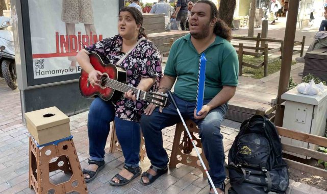 İran'dan gelen görme engelli çift sokak müzisyenliği yaparak geçimini sağlıyor