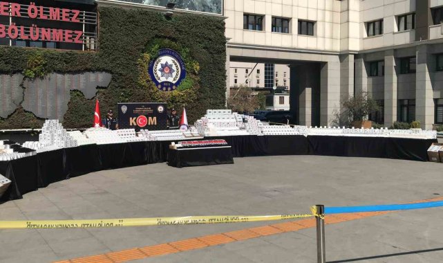 İstanbul'da bir depoda 150 milyon liralık kaçak cep telefonu aksesuarı ele geçirildi