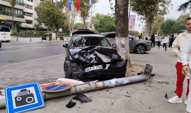 Kadıköy'de sürücüsünün kontrolünden çıkan otomobil aydınlatma direğine çarptı