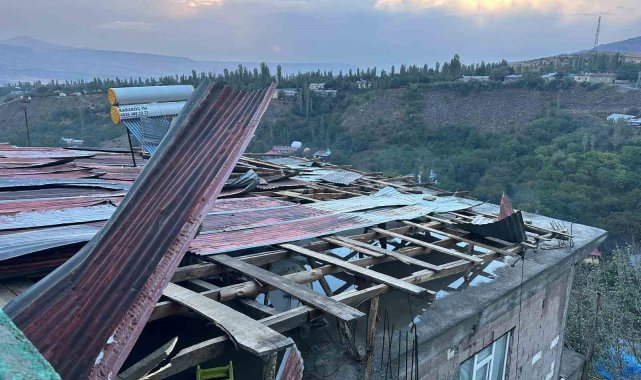 Kağızman'da şiddetli rüzgar çatıları uçurdu