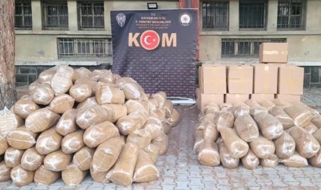 Kamyonetlerden 2 ton kaçak tütün çıktı: 2 gözaltı
