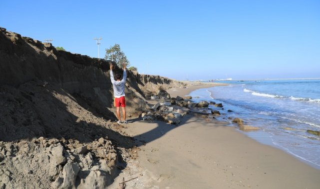 Karasu sahilinde kıyı erozyonu tehdidi: Karadeniz Karasu'yu parça parça yutuyor