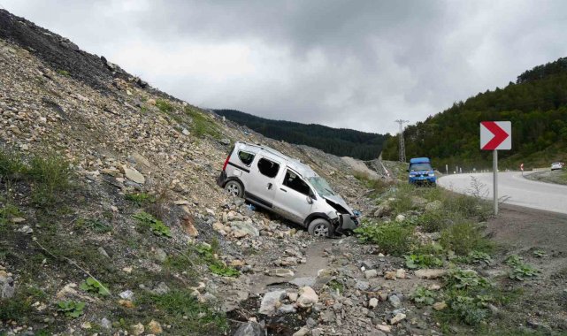 Kastamonu'da şarampolde taklalar atan hafif ticari araçtaki 5 kişi yaralandı