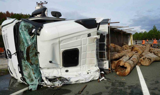 Kastamonu'da tomruk yüklü tır virajı alamayarak devrildi: 1 yaralı