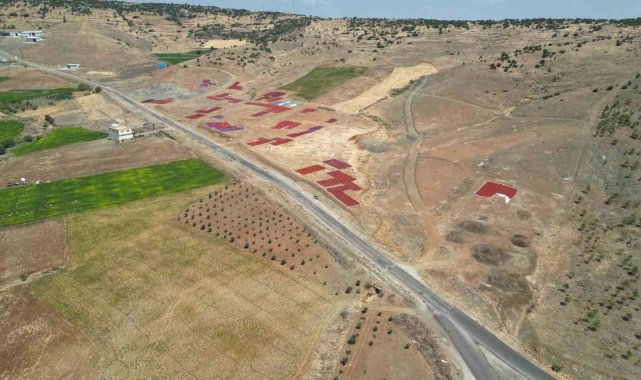 Kilis'te biber kurutma mesaisi başladı, sınırın sıfır noktası kırmızıya büründü