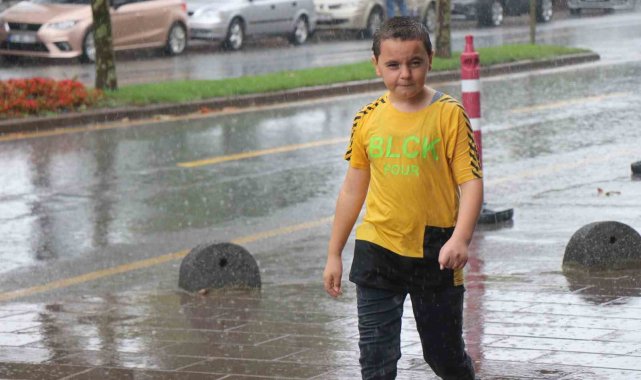 Kimi şemsiyeyle kimi eşyasıyla yağmurdan korunmaya çalıştı