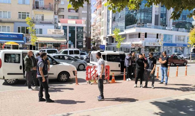 Kırşehir'de 15 düzensiz göçmen ile 4 göçmen kaçakçısı gözaltına alındı